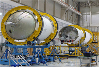 나로우주센터에서 엔지니어들이 오는 10월 발사될 한국형발사체 1단 로켓을 조립하고 있다.  /사진제공=한국항공우주연구원
