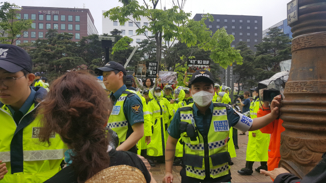 16일 서울 영등포구 국회의사당옆 앞에서 열린 육견단체협의회 생존권 보장 집회에서 참가자들이 정해진 집회 구역을 벗어나자 현장에 있던 경찰들이 이들을 둘러싸고 있다./서종갑 기자
