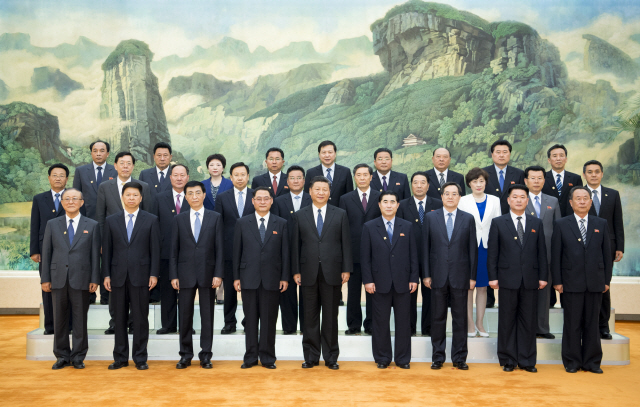 시진핑(앞줄 가운데) 중국 국가주석이 16일 베이징 인민대회당에서 박태성(앞줄 왼쪽 네번째) 북한 노동당 중앙위 부위원장 등 조선노동당 친선참관단과 면담한 뒤 사진촬영을 하고 있다. 이날 시 주석은 “남북관계 개선과 북미대화 추진, 한반도 비핵화 실현, 북한의 경제발전에 대해 지지를 표한다”고 말했다. /베이징=신화연합뉴스