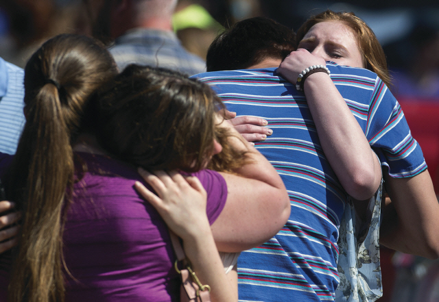 16일(현지시간)미국 일리노이주 딕슨고등학교 총격사건이 발생한 소식을 들고 달려온 부모들이 자녀들을 끌어안고 있다. /딕슨=AP연합뉴스