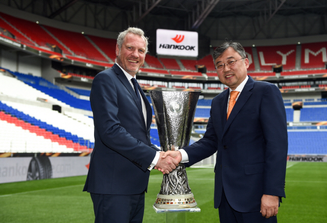 기-로렝 앱스뗑(Guy-Laurent Epstein·왼쪽) UEFA 마케팅 본부장과 김한주 구주지역본부장이 ‘유럽축구연망 유로파리크’ 공식후원계약을 2020/21 시즌까지 3년 연장하는 계약을 체결 후 악수하며 기념촬영을 하고 있다./사진제공=한국타이어