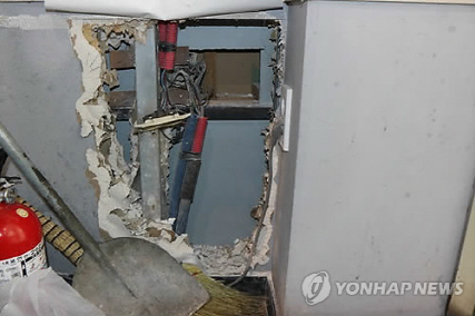 밤에 금은방으로 통하는 벽을 뚫으려다 달아난 30대 여성이 구속됐다./연합뉴스