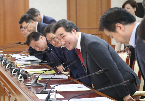 이낙연 국무총리가 17일 오전 서울 세종로 정부서울청사에서 열린 국정현안점검조정회의에 참석, 인사를 하고 있다./연합뉴스