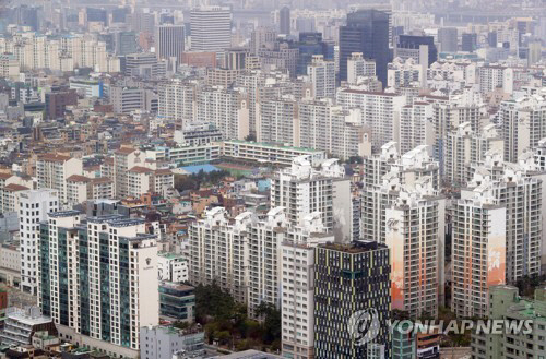 17일 한국감정원에 따르면 14일 기준 서울 강남4구(동남권) 아파트값은 지난주 대비 0.04% 하락하며 6주 연속 약세가 지속됐다./연합뉴스