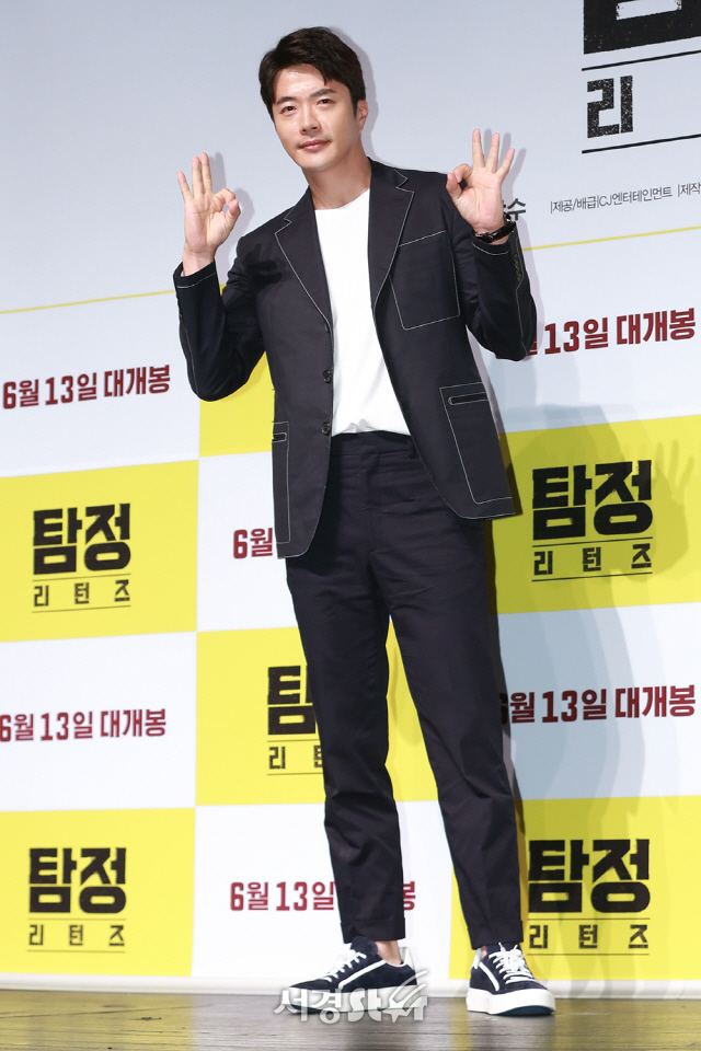 배우 권상우가 17일 오후 서울 강남구 CGV 압구정에서 열린 영화 ‘탐정:리턴즈’ 제작보고회에 참석해 포토타임을 갖고 있다.