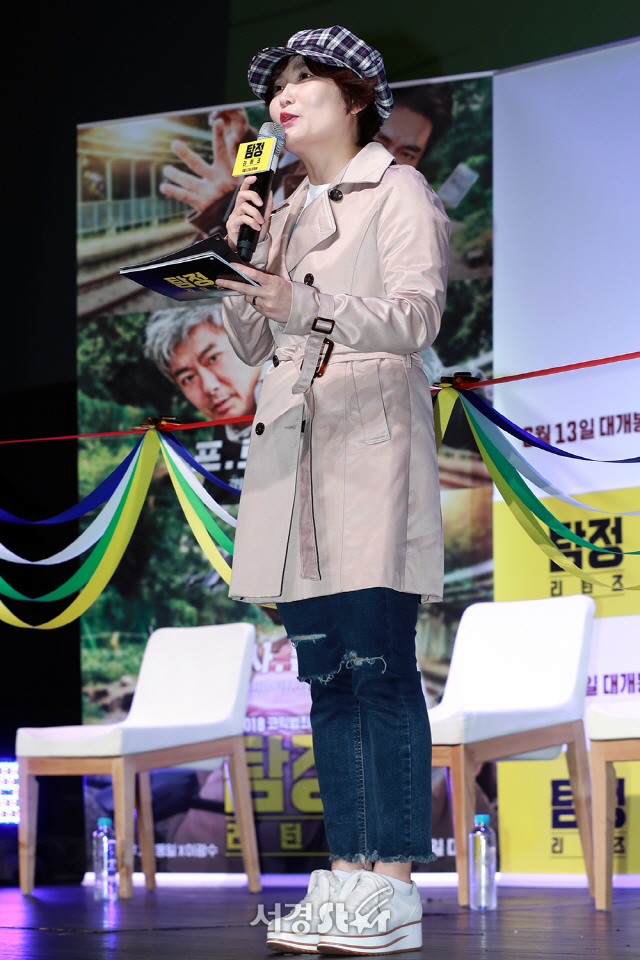 방송인 박경림이 17일 오후 서울 강남구 CGV 압구정에서 열린 영화 ‘탐정:리턴즈’ 제작보고회에 참석해 사회를 보고 있다.