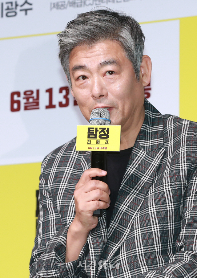 배우 성동일이 17일 오후 서울 강남구 CGV 압구정에서 열린 영화 ‘탐정:리턴즈’ 제작보고회에 참석해 인사말을 하고 있다.