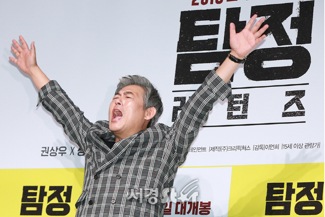 배우 성동일이 17일 오후 서울 강남구 CGV 압구정에서 열린 영화 ‘탐정:리턴즈’ 제작보고회에 참석해 포토타임을 갖고 있다.