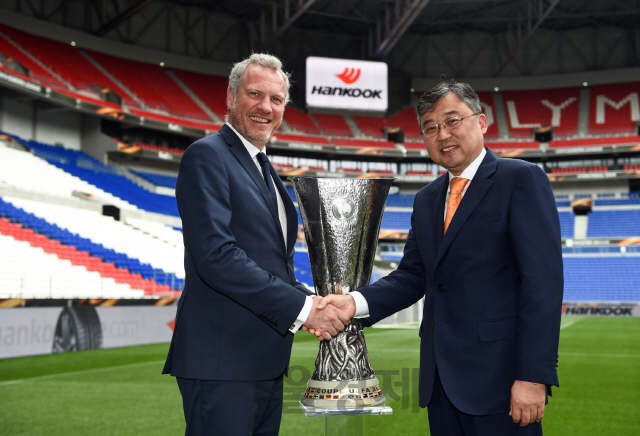 기-로렝 앱스뗑(왼쪽)유럽축구연맹(UEFA) 마케팅 본부장과 김한준 한국타이어 구주지역본부장이 지난 15일(현지시간) 프랑스 리옹 파르크 올랭피크 리오네 구장에서 ‘UEFA 유로파리그’ 공식후원계약을 2020~2012 시즌까지 3년 연장하는 계약을 체결 한 후 악수하고 있다./사진제공=한국타이어