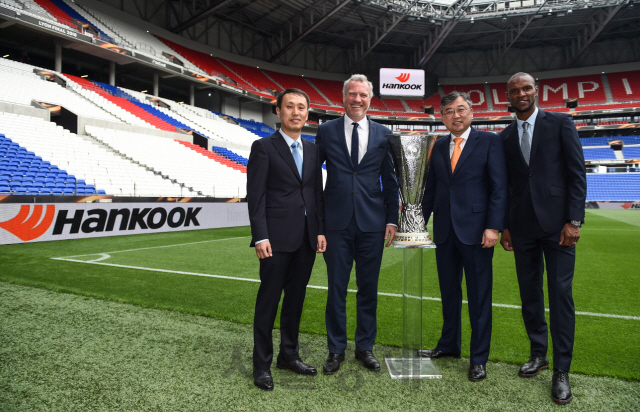 기-로렝 앱스뗑(왼쪽 두번째) 유럽축구연맹(UEFA) 마케팅 본부장과 김한준(〃 세번째) 한국타이어 구주지역본부장이 지난 15일(현지시간) 프랑스 리옹 파르크 올랭피크 리오네 구장에서 ‘UEFA 유로파리그’ 공식후원계약을 2020~2021 시즌까지 3년 연장하는 계약을 체결한 후 밝게 웃고 있다./사진제공=한국타이어