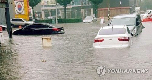 지난해 7월 인천 남구 동양장사거리 인근 도로가 침수돼 차량이 물에 잠겨 있다./연합뉴스