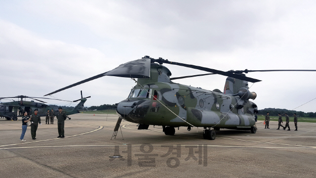 17일 열린 육군항공 무기체계 소개회에서 CH-47 치누크 헬기가 전시되어 있다. /사진제공=한국항공우주