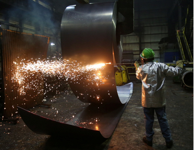 미국 펜실베니아주에 있는 철강 공장에서 근로자가 스틸 코일을 절단하는 작업을 하고 있다./로이터연합뉴스