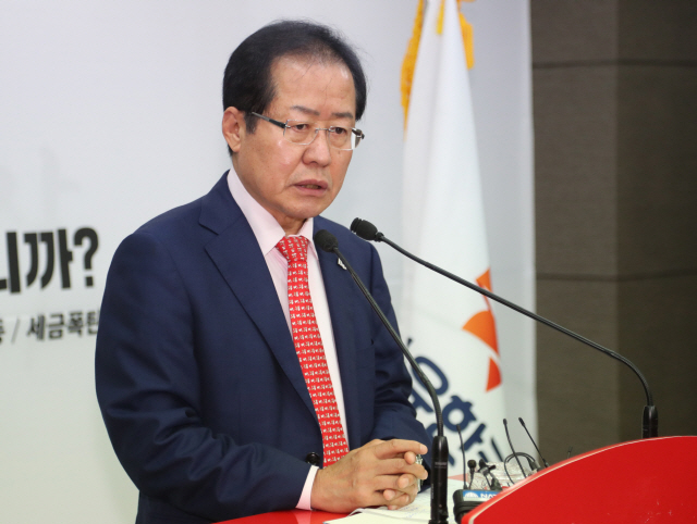 홍준표 자유한국당 대표가 17일 오전 서울 여의도 당사에서 열린 미북정상회담 관련 공개서한 발표에서 발언하고 있다./연합뉴스