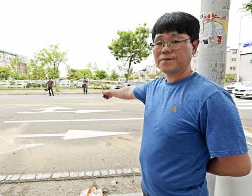 사고 당시 상황을 설명하는 김재형씨 /연합뉴스