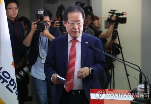 홍준표 한국당 대표는 17일 여의도 당사에서 기자회견을 열고 미국 측에 전달할 ‘한국당의 7가지 요청사항’을 발표했다./연합뉴스