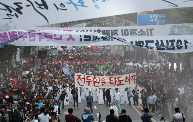 제38주년 5·18광주민주화운동 기념일을 하루 앞둔 17일 오후 광주 동구 금남로에서 열린 전야제 행사에서 1980년 상황이 재연되고 있다./연합뉴스