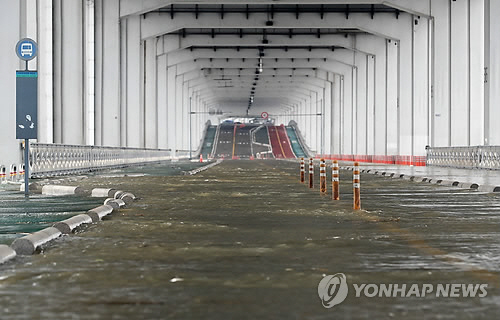 18일 오전 밤사이 내린 비로 한강 수위가 높아져 서울 잠수교가 통제되고 있다./연합뉴스