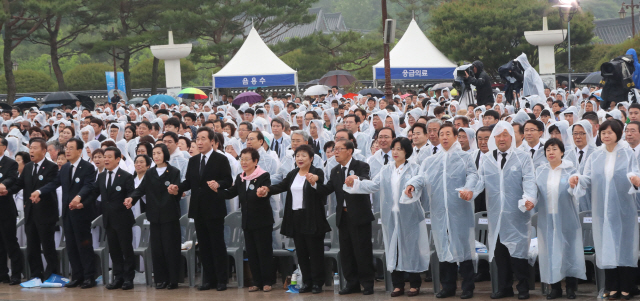 18일 오전 광주 북구 국립 5·18민주묘지에서 열린 제38주년 5·18민주화운동 기념식에서 참석자들이 ‘님을 위한 행진곡’을 부르고 있다. /연합뉴스