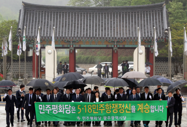 조배숙 민주평화당 대표가 2일 오전 광주 북구 운정동 국립5·18민주묘지를 중앙선대위원들과 함께 방문해 참배하고 있다. /연합뉴스