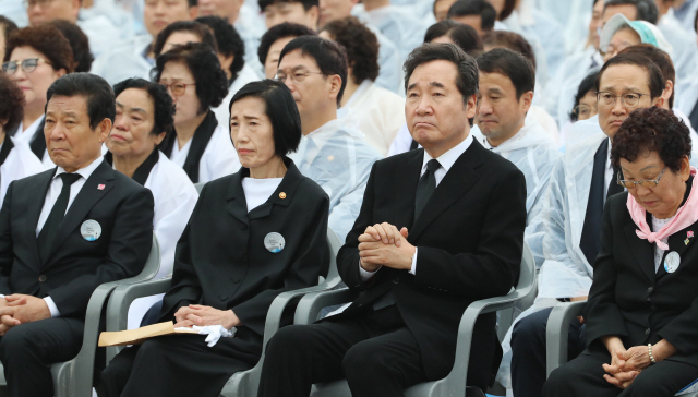 이낙연 국무총리가 18일 오전 광주 국립 5·18 민주묘지에서 열린 제38주년 5·18 민주화운동 기념식에서 기념공연을 보고 있다./연합뉴스