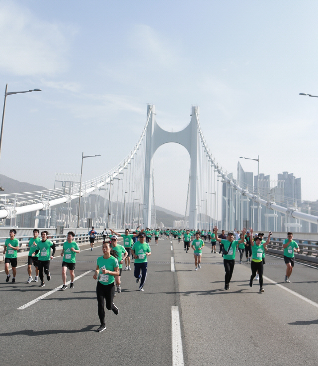 지난 4월 아디다스 마이런 부산 마라톤 대회 참가자들이 광안대교 위를 달리고 있다./사진제공=아디다스