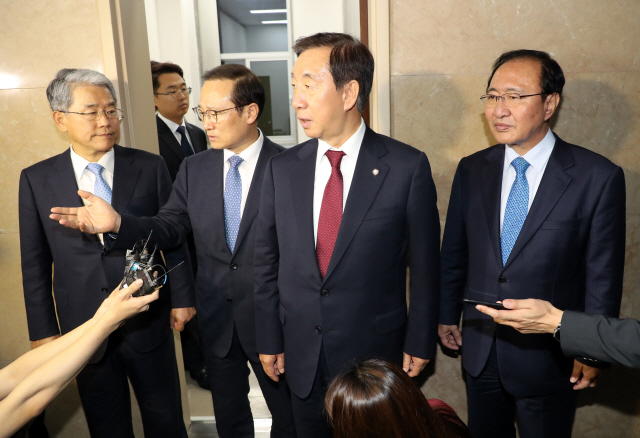 국회 교섭단체 원내대표들이 18일 밤 회동을 마치고 국회 운영위원장실을 나서고 있다. 왼쪽부터 바른미래당 김동철, 더불어민주당 홍영표, 자유한국당 김성태, 평화와정의 노회찬 원내대표. /연합뉴스