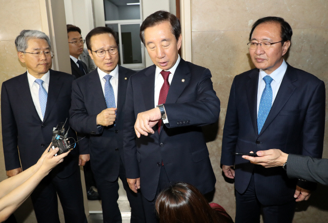 국회 교섭단체 각 당 원내대표인 (왼쪽부터) 김동철 바른미래당, 홍영표 더불어민주당, 김성태 자유한국당, 노회찬 평화와정의 의원이 18일 밤 회동을 마치고 국회 운영위원장실을 나서고 있다. 이날 밤 여야는 19일 오후 9시 본회의를 열고 추경과 드루킹 특검법을 동시에 처리하기로 합의했다./사진=연합뉴스