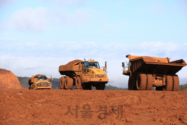 마다가스카르 모라망가에 있는 암바토비 광산에서 대형 트럭들이 채광된 니켈을 싣고 이동하고 있다. /사진제공=한국광물자원공사