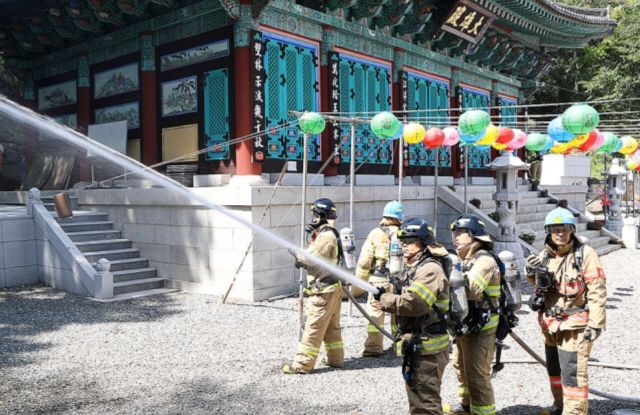 지난 4일 울산 월봉사에서 합동소방훈련을 진행중이다. /사진제공=울산 동구