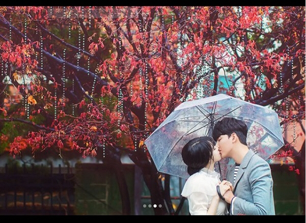 노지훈♥이은혜, 나무 밑에서 우산 쓴 채 달콤한 입맞춤 … 네티즌들 “누구 없나 나도 연애 좀”