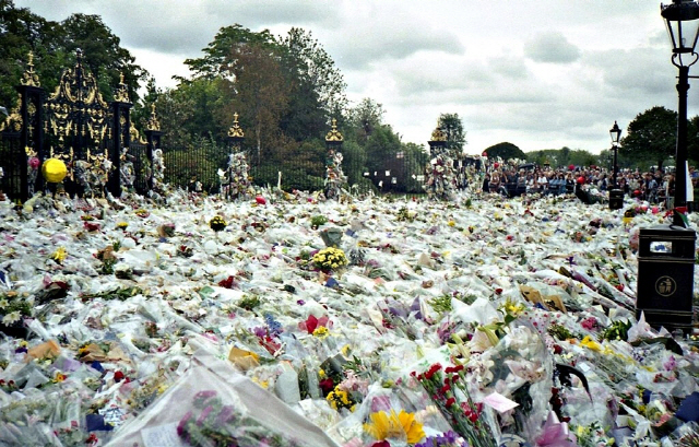 다이애나비를 추도하는 꽃다발이 그가 살던 켄싱턴 궁 앞에 쌓여있는 모습 /위키피디아