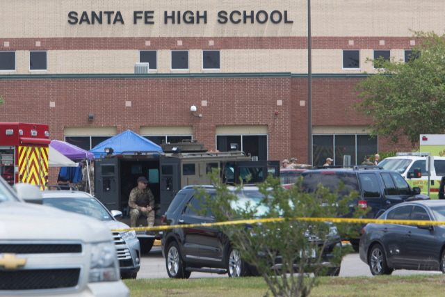 총격사건이 발생해 10여명이 숨진 미국 텍사스주 산타페의 산타페 고교에 18일(현지시간) 경찰과 응급구조대가 출동해 있다. /연합뉴스