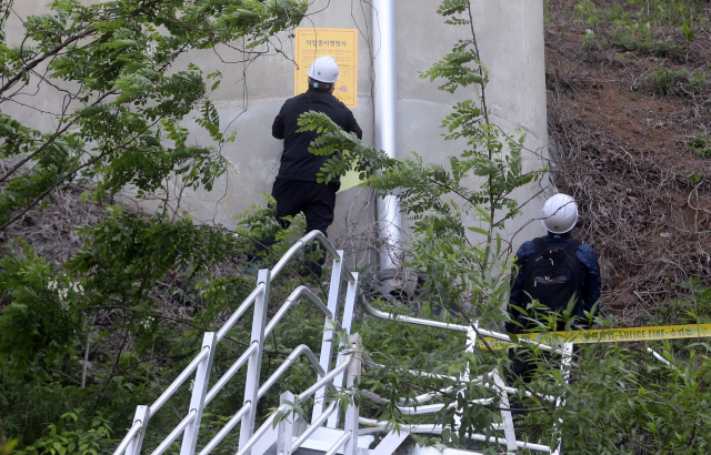 19일 오전 8시 47분께 충남 예산군 신양면 대전∼당진고속도로 당진 방향 40㎞ 지점 교량에서 작업 중이던 근로자 4명이 추락해 숨졌다. 노동청 관계자가 작업중지명령서를 붙이고 있다. /연합뉴스