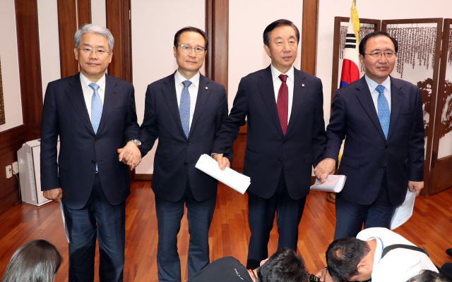 국회 교섭단체 원내대표들이 18일 밤 국회의장실에서 국회 본회의를 열기위한 합의문을 발표하고 손을 잡고 있다. 왼쪽부터 바른미래당 김동철, 더불어민주당 홍영표, 자유한국당 김성태, 평화와정의 노회찬 원내대표. /연합뉴스