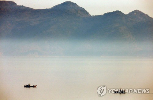 북한 남성 2명 목선 타고 서해상에서 귀순…“모두 민간인으로 확인”