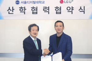 권영수(오른쪽) LG유플러스 부회장과 김재홍 서울디지털대 총장이 최근 서울 용산 LG유플러스 사옥에서 산학협력 협약식을 가진 뒤 악수를 하고 있다./사진제공=LG유플러스