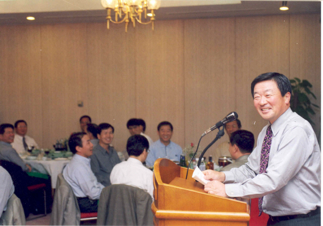 구본무 회장이 1998년 임원 초청 간담회에서 발언을 하며 직원들과 크게 웃고 있다./사진제공=LG