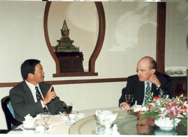 구본무(왼쪽) LG그룹 회장이 지난 1996년 10월 잭 웰치 전 제너럴일렉트릭(GE) 회장과 경영혁신에 대한 의견을 나누고 있다./사진제공=LG