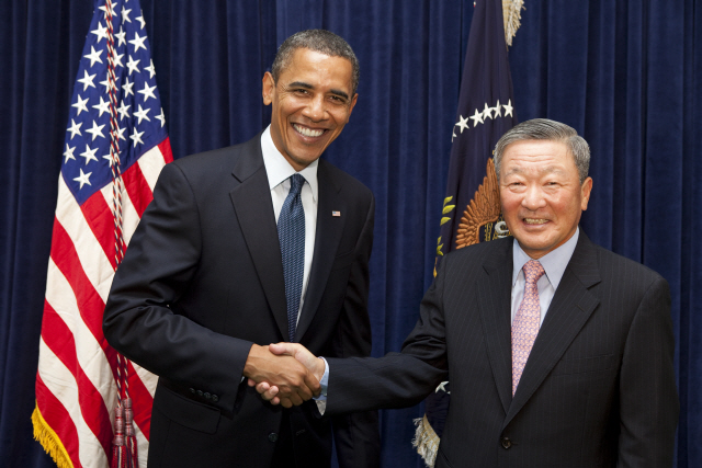 구본무(오른쪽) LG그룹 회장이 지난 2010년 7월 LG화학 미국 홀랜드 전기차배터리 공장 기공식에서 버락 오바마 전 미국 대통령과 환하게 웃으며 악수하고 있다./사진제공=LG