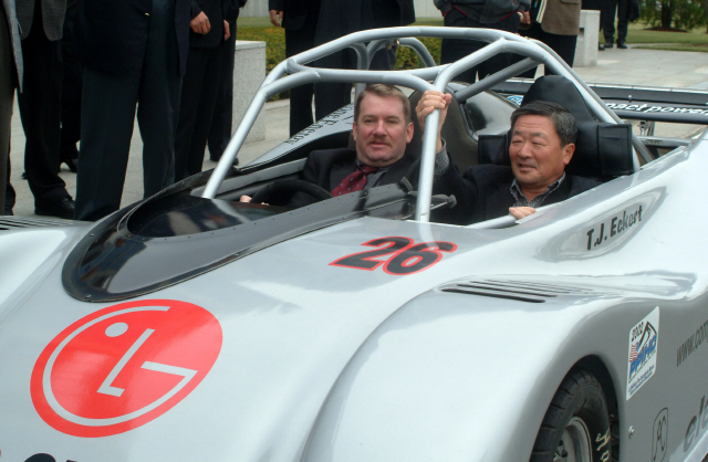 구본무(오른쪽) LG그룹 회장이 지난 2002년 10월 전기차 배터리 개발을 위해 만든 시험용 차량에 직접 탑승해 운전을 해보고 있다./사진제공=LG