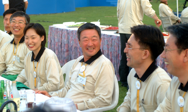 구본무(오른쪽 세번째) LG그룹 회장이 지난 2002년 5월 한 행사에서 직원들과 즐겁게 대화를 나누고 있다./사진제공=LG