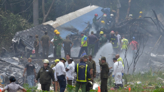 멕시코 항공사 글로벌 에어 소속 보잉 737 항공기가 추락한 쿠바 아바나 인근 농업지역에서 18일(현지시간) 구조작업이 펼쳐지고 있다./연합뉴스