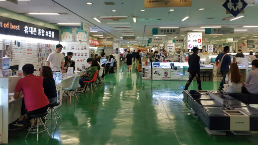 서울 강변 테크노마트를 찾은 소비자들이 지난 19일 스마트폰 판매 매장에서 구입 상담을 하고 있다. /권경원기자