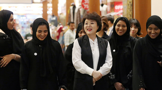 김정숙 여사가 지난 3월 아랍에미리트(UAE)에서 세종학당 학생들과 만나 미소짓고 있다. /사진제공=청와대
