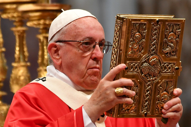 프란치스코 교황이 20일(현지시간) 바티칸 성 베드로 성당에서 성서 강복하고 있다.   /바티칸=AFP연합뉴스