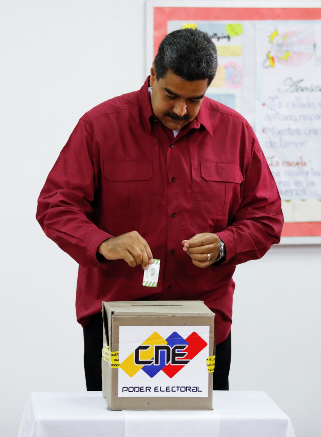 니콜라스 마두로 대통령이 20일(현지시간) 수도 카라카스의 한 투표소에서 대통령 선거 투표지를 함에 넣고 있다.  /카라카스=로이터연합뉴스