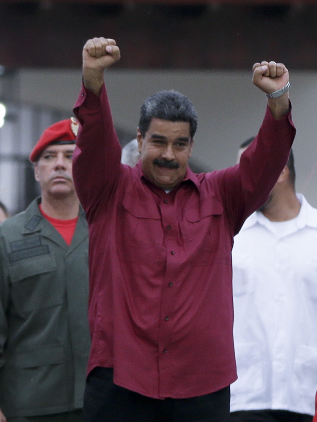 니콜라스 마두로 베네수엘라 대통령이 20일(현지시간) 수도 카라카스의 한 투표소에서 투표를 마친 후 지지자들을 향해 주먹을 들어 올리고 있다.    /카라카스=로이터연합뉴스