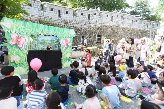 19일 호텔신라와 서울 중구청이 중구 다산성곽길에서 개최한 ‘다산성곽길 예술문화제’에서 어린이들이 인형극을 관람하고 있다. 이번 행사에는 4,000여 명의 관람객들이 찾아 성황을 이뤘다./사진제공=호텔신라