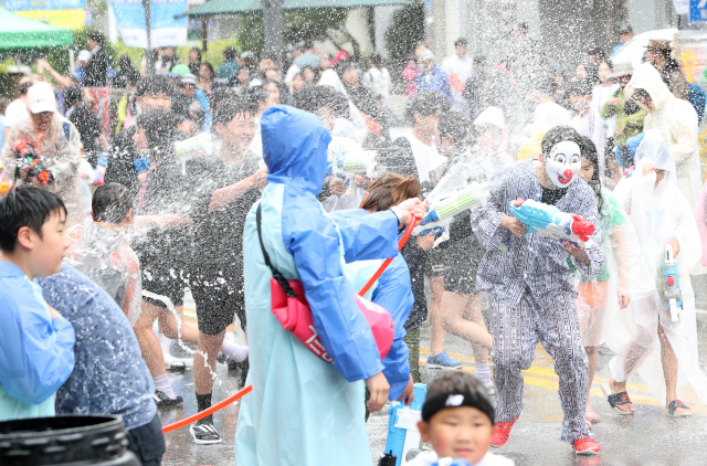 아수라장으로 변한 춘천      (춘천=연합뉴스) 양지웅 기자 = 20일 오후 강원 춘천시 중앙로에서 열린 ‘2018 춘천마임축제’ 개막축하 행사 ‘물의도시;아水(수)라장’에 참석한 시민들이 물싸움을 하며 즐거운 시간을 보내고 있다. 2018.5.20      yangdoo@yna.co.kr  (끝)      <저작권자(c) 연합뉴스, 무단 전재-재배포 금지>